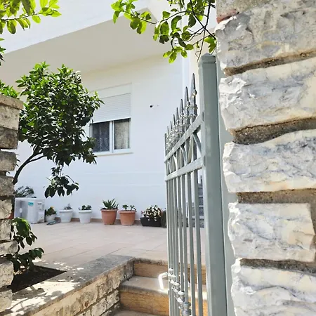 Ares Διαμέρισμα Σαράντα